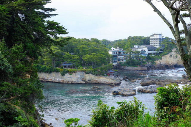 五浦海岸と六角堂